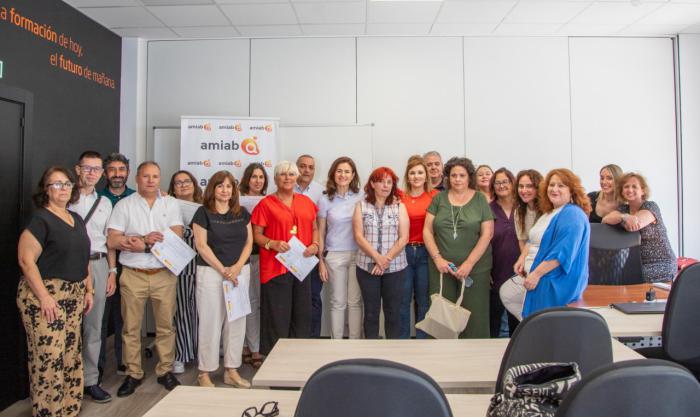 Ocho personas desempleadas mayores de 50 años completan en Cuenca el Curso Dual de Gestión Administrativa de AMIAB