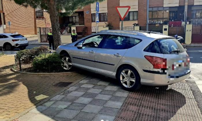 Un conductor pierde el control de su vehículo en Cuenca y se niega a realizar la prueba de alcoholemia
 