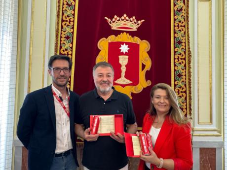 El Ayuntamiento de Cuenca recibe latas personalizadas de Coca-Cola