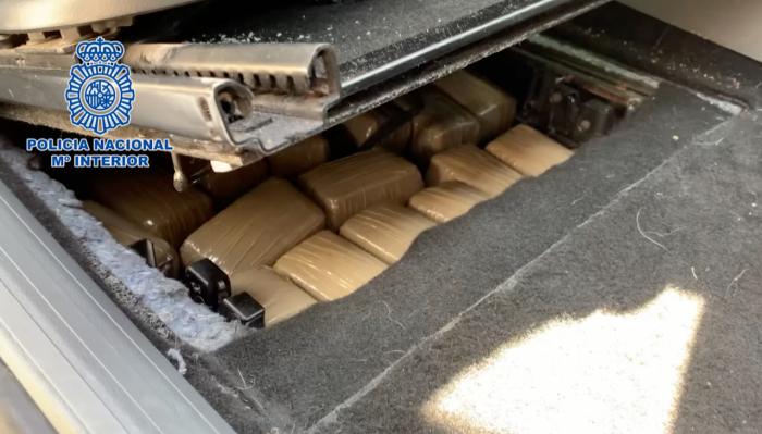 La Policía Nacional detiene a 21 personas que distribuían grandes cantidades de cocaína y otras drogas a través de vehículos caleteados