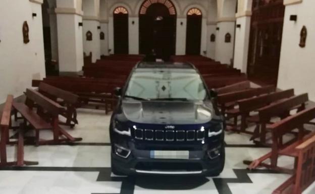 Empotra su coche contra el altar de la iglesia de Sonseca