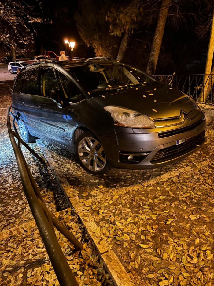 Un vehículo choca contra la barandilla de la subida a la Ermita de las Angustias