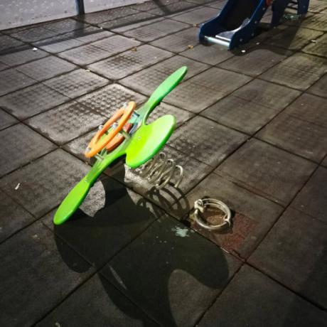 Destrozos en el parque infantil de la Plaza de la Constitución durante la madrugada del domingo