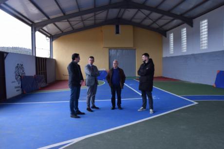Concluyen las obras de acondicionamiento de la pista cubierta del colegio de Jábaga