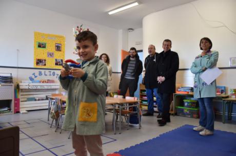 El colegio de La Hinojosa protege a sus once alumnos con un desfibrilador