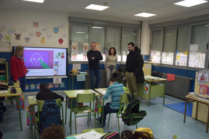 El colegio de Tragacete adecúa las instalaciones deportivas del patio gracias a una ayuda de 5.600 euros de la Diputación