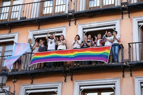 Apoyo y visibilidad: Colores LGTBI+ iluminan la Plaza de Zocodover en Toledo