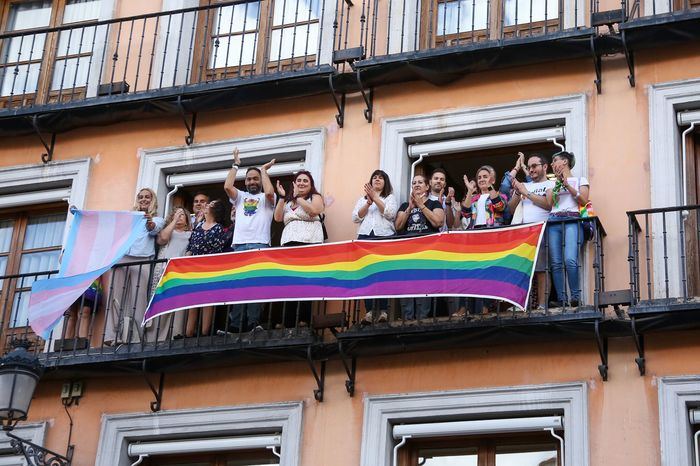 Apoyo y visibilidad: Colores LGTBI+ iluminan la Plaza de Zocodover en Toledo