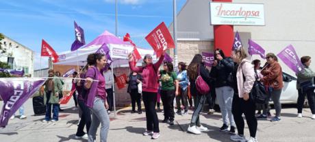CCOO denuncia en una concentración la vulneración del derecho a informar de sus representantes por parte de la empresa Deshueses Torrijos