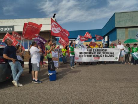 Nueva concentración de la plantilla de Pinasa en Fuentes ante la falta de soluciones: "Llevamos casi dos meses y medio sin cobrar"