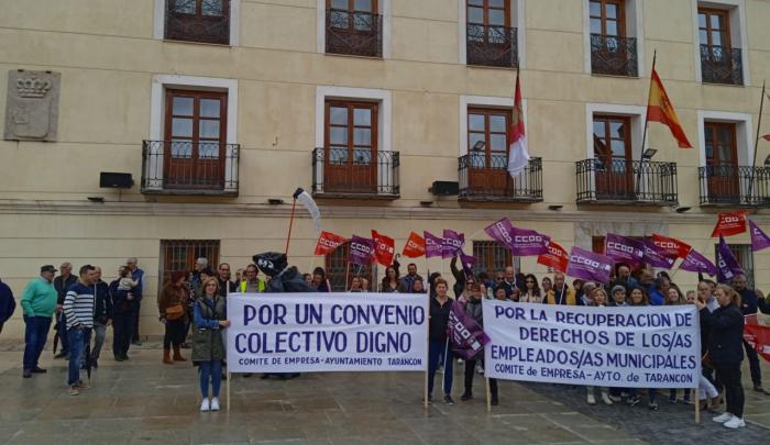 La plantilla municipal del Ayuntamiento de Tarancon refuerza sus movilizaciones con la segunda concentración para exigir recuperación de derechos