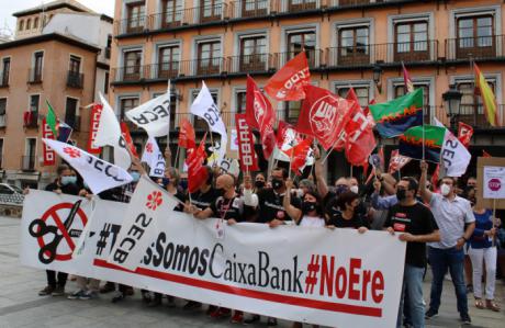 200 trabajadores y trabajadoras de CaixaBank se concentran en Toledo para exigir mejores condiciones en el ERE