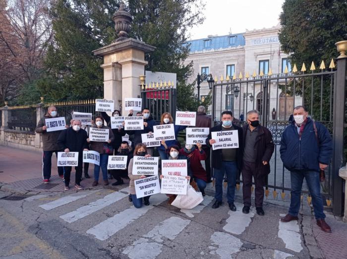 El personal técnico y operarios de la residencia de mayores se vuelven a concentrar en la la Diputación de Cuenca para pedir mejoras salarial