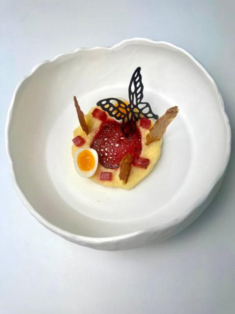 Javier Espinosa, alumno del CIFP Nº1 de Cuenca, junto a su plato ganador elaborado con Ajo Morado de Las Pedroñeras.