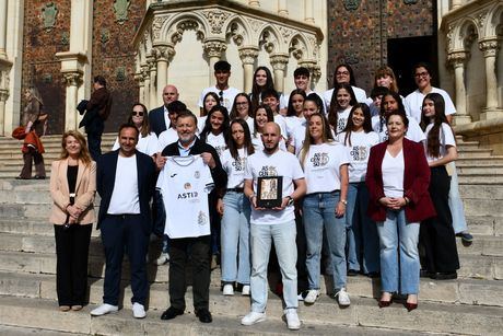 El Conquense Femenino recibe el reconocimiento del Ayuntamiento tras su ascenso a Tercera RFEF