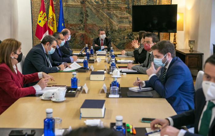 Castilla-La Mancha flexibilizará las medidas especiales nivel 3 reforzadas a partir de mañana y pone en marcha una aplicación para el registro de clientes en locales de restauración y hostelería