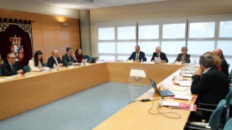 El presidente del Consejo Social, José María Barreda, junto al rector de la UCLM, Julián Garde, durante el pleno celebrado en el campus de Cuenca donde se aprobaron los presupuestos de 2026.