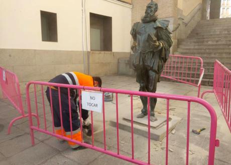 Toledo retiran la estatua de Cervantes por unos días para mejorar su anclaje