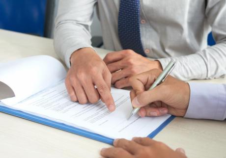 La Confederación de Empresarios indica las ayudas para transformar los contratos en indefinidos