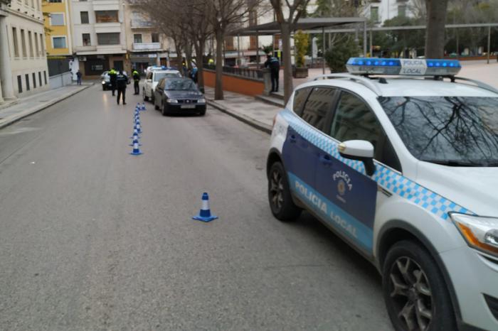 Imagen de archivo. Agentes de la Policía Local de Cuenca realizando un control en el centro de la ciudad