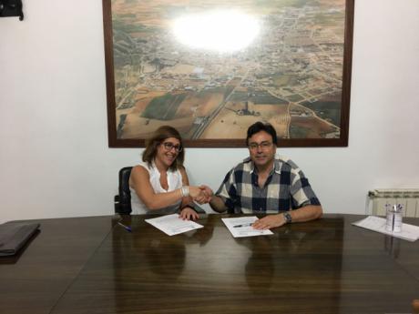 Firma de contrato de la empresa local Construcciones Gismero y el Ayuntamiento de Mota del Cuervo