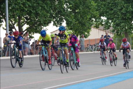 Las escuelas de ciclismo ruedan en el velódromo Hermanos Herrada de Mota del Cuervo