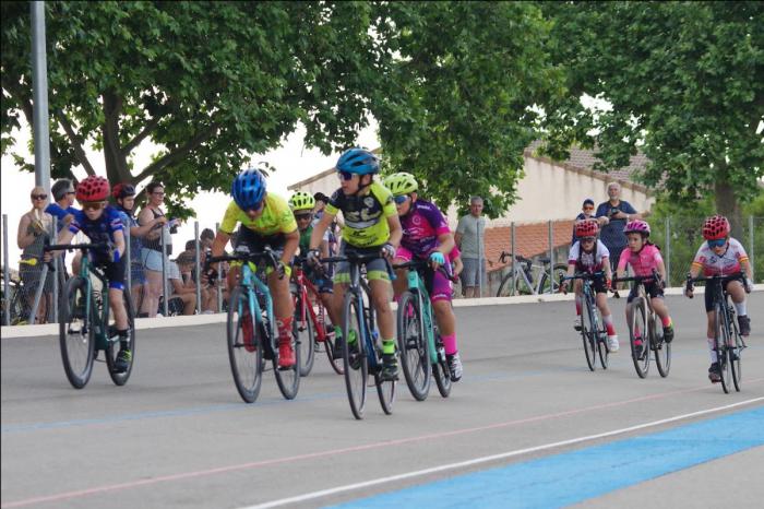Las escuelas de ciclismo ruedan en el velódromo Hermanos Herrada de Mota del Cuervo