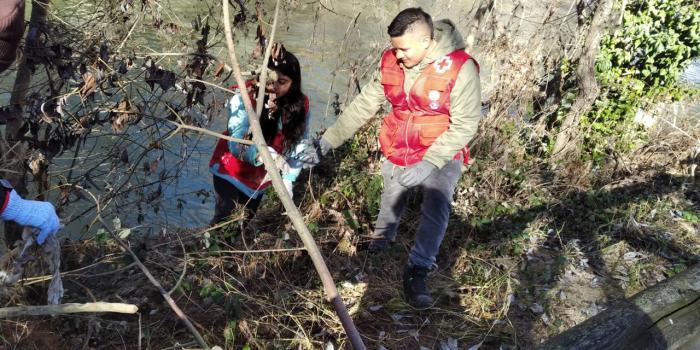 Cruz Roja vuelve a movilizarse para limpiar las riberas del Júcar y el Moscas de la basura dejada por “Efrain” con la campaña ‘1m2 contra la basuraleza’
