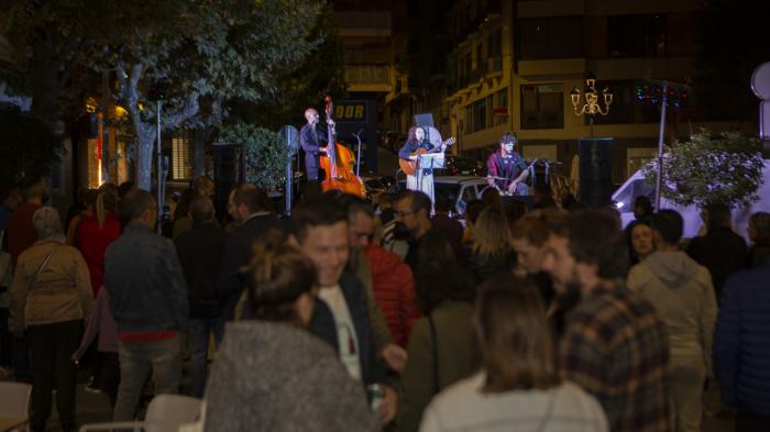 El centro rebosa gracias a los deportes de raqueta, la música y el flamenco en este sábado de Festival de Otoño