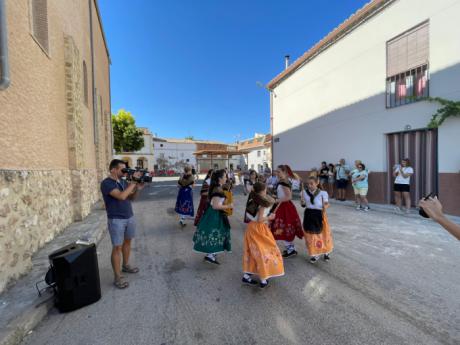 La Asociación de Danzas y Paloteos de Moncalvillo de Huete celebra 15 años conservando y transmitiendo esta tradición en la localidad