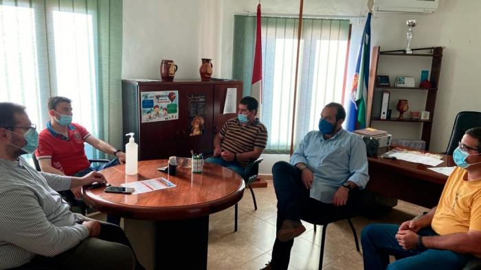 Pérez y Zapata ponen en valor el trabajo de los alcaldes jóvenes desde Casas de Benítez