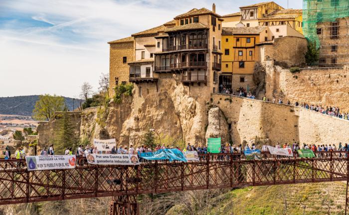 Cientos de personas participaron este domingo en Cuenca en la cadena humana para reclamar mayor protección del agua ante la creciente contaminación por nitratos
