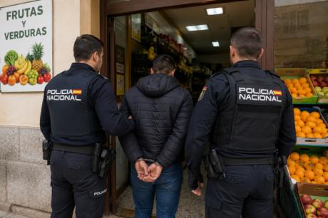 Detenido el dueño de una frutería de Cuenca por explotar laboralmente a un trabajador en situación irregular