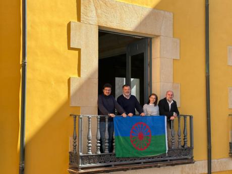 El Ayuntamiento luce la bandera del Pueblo Gitano en su Día Internacional
