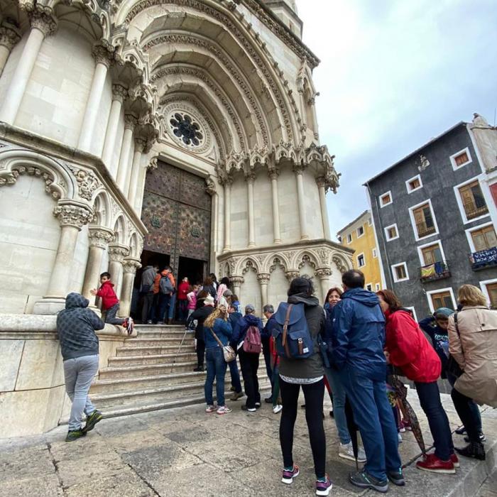 Visitantes haciendo cola para acceder a la Catedral de Cuenca
