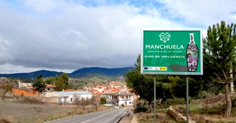 La comarca de La Manchuela se viste de gala con las vallas promocionales de la Denominación de Origen Manchuela