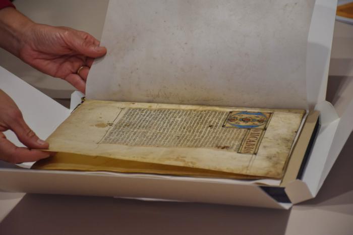 Restaurado el pergamino de la concesión del título de Villa a Albendea, firmado por Carlos V en 1537