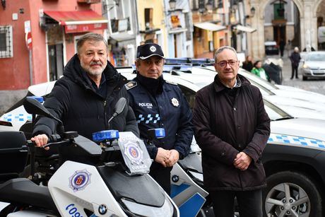 Ángel Barrios recibe la felicitación del alcalde tras su ascenso a subinspector