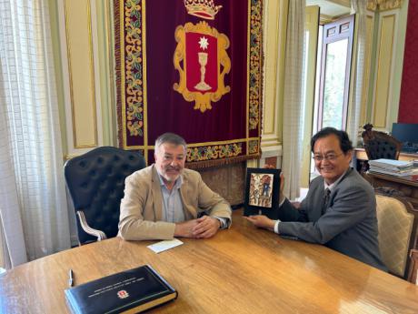 Dolz recibe al embajador de Japón y destaca las oportunidades económicas y turísticas de la ciudad