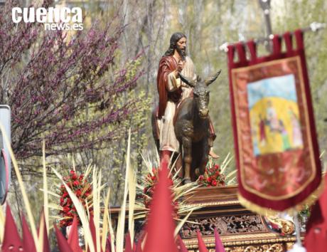 La Borriquilla y la Virgen de la Esperanza, protagonistas de la Procesión del Hosanna que abre la Semana Santa de Cuenca cada Domingo de Ramos.