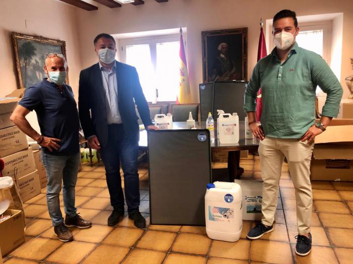 El Ayuntamiento recibe una donación de material de desinfección frente a la Covid-19 de la empresa ‘Soluciones Integrales Rayzar’