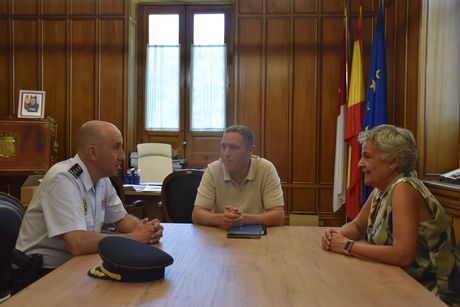 Martínez Chana da la bienvenida al nuevo comisario provincial de la Policía Nacional en Cuenca