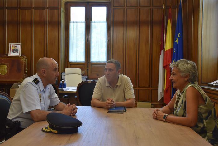 Martínez Chana da la bienvenida al nuevo comisario provincial de la Policía Nacional en Cuenca