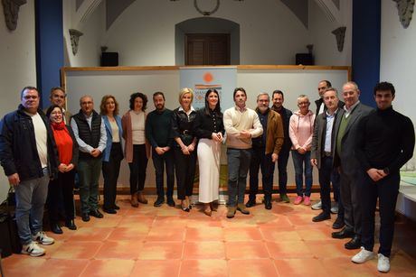 La delegada de la Junta en Cuenca, Marian López, junto a representantes institucionales y empresariales, durante la firma de las ayudas LEADER del GDR ADIMAN celebrada en Villanueva de la Jara.