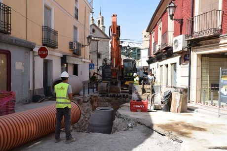 Las obras de mejora del saneamiento en la calle Zapatería de Tarancón entran en su recta final