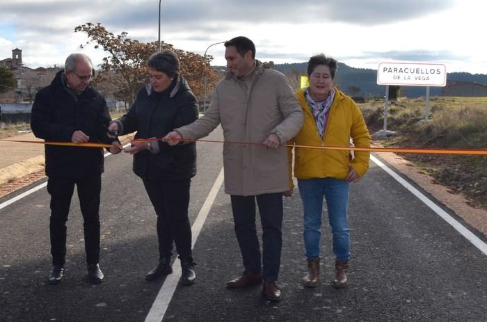 Autoridades provinciales y municipales, durante la inauguración de la carretera que conecta Paracuellos de la Vega y Campillo de Altobuey tras las obras de mejora del firme.