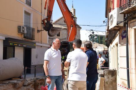 Las obras de mejora del saneamiento en la calle Zapatería de Tarancón entran en su recta final