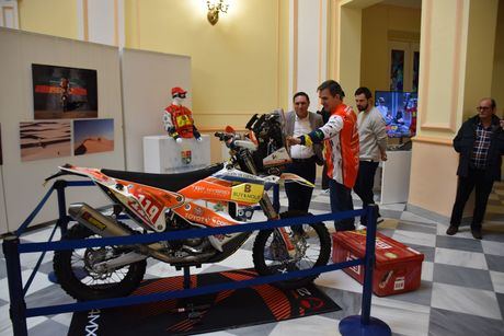 Exposición en Cuenca sobre Fernando Domínguez y su aventura en el Dakar