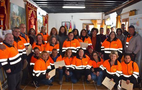 Autoridades y participantes durante el acto de clausura de dos de los Talleres + desarrollados en Mira para la reconstrucción del municipio y la mejora del empleo.