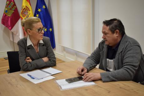 La delegada de la Junta, Marian López, y el alcalde de Cañizares, Julio César Bodoque, durante la reunión de trabajo celebrada para analizar los proyectos de conciliación y servicios públicos en el municipio.